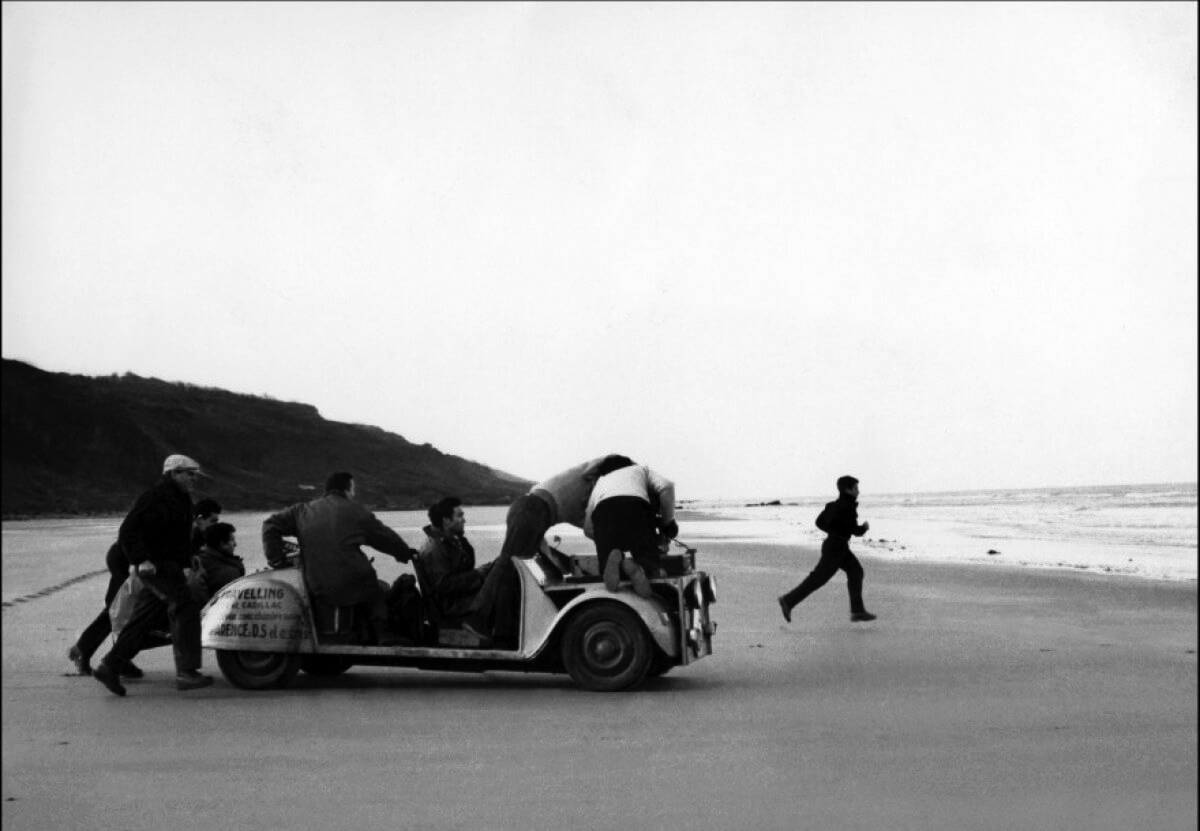 François Truffaut gira la scena finale del film I 400 colpi (1959)