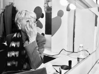 Ottavia Piccolo nel camerino del Teatro Ringhiera, Milano 2017. Foto di Camilla Giannelli