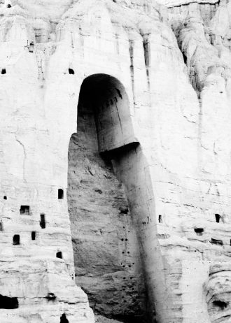 Il vuoto dopo la distruzione del Buddha di Bamiyan ad opera dei talebani afghani nel 2001
