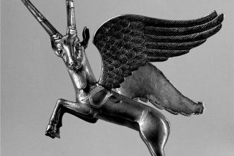 Capricorno Alato, argento e oro, Armenia, 400-350 a.C., Museo del Louvre.