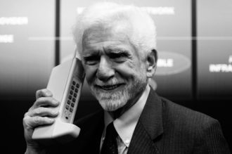 Marty Cooper, inventore del DynaTAC 8000x, il primo telefono cellulare (1973)