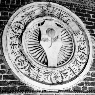 Clipeo raffigurante una mela cotogna, simbolo di Francesco Sforza. Chiesa di Santa Maria delle Grazie, Milano. Ph. Sergio Bernini 2017.