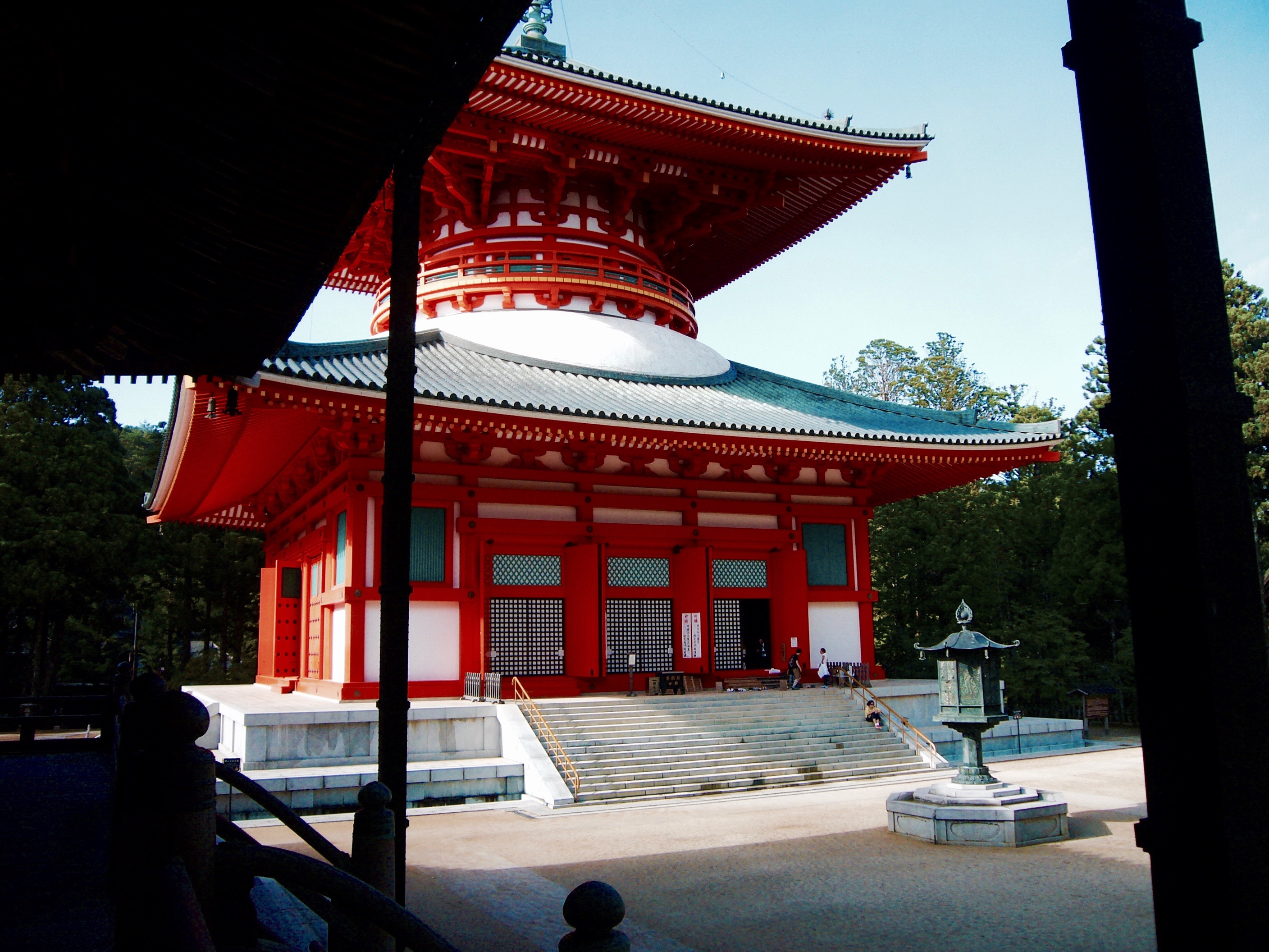  Tempio della Pagoda rossa a Kōyasan (Wakayama). Foto di Claudio Zanini