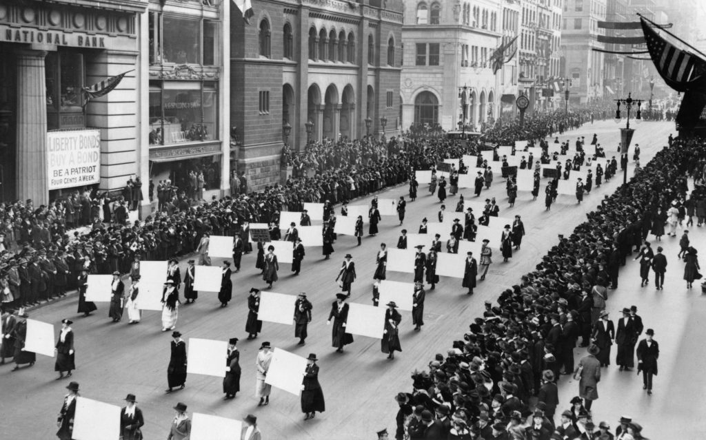 Suffragette marciano sulla Fifth Avenue nell'ottobre 1917