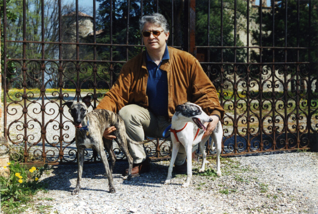 Hans Tuzzi con due cani