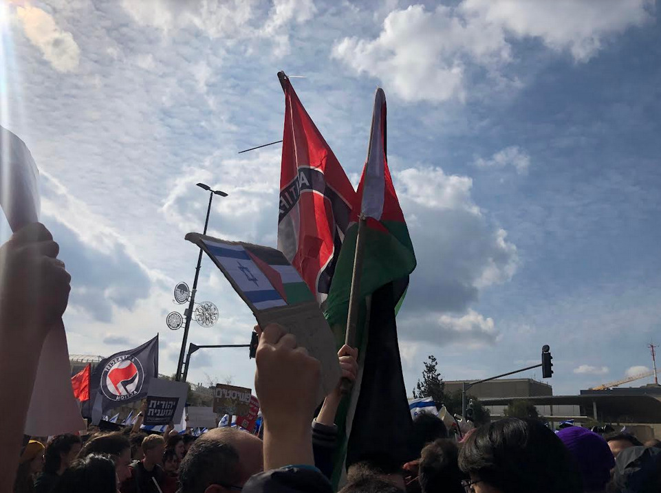 Bandiere palestinesi e israeliane