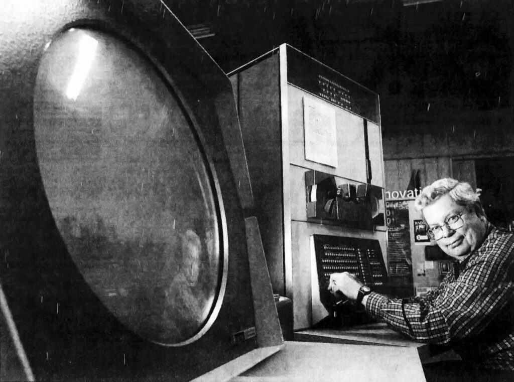 Il creatore dei videogiochi (Spacewar) Steve Russell ai controlli del computer PDP1